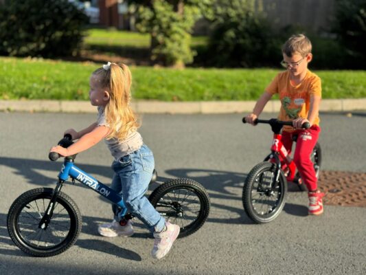 INTRALON Balance Bike testing and riding review feedback boy and girl gallery169a508f d96e 4315 a39c 1fef0cb4daf0 INTRALON