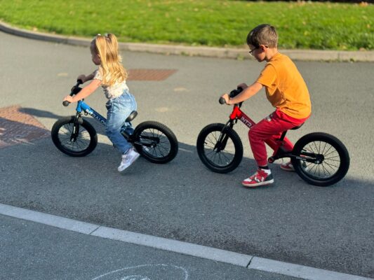 INTRALON Balance Bike testing and riding review feedback boy and girl gallery3eb2e49d 11a4 4652 9cf5 fb53ac4d5cdb INTRALON