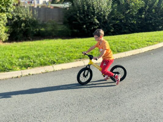 INTRALON Balance Bike testing and riding review feedback boy and girl gallery828b79ac 9bad 4d5d be9a b4fb4a638177 INTRALON