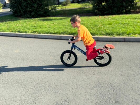 INTRALON Balance Bike testing and riding review feedback boy and girl gallerycb3c896b b4c8 4511 91e3 333a8c14f747 INTRALON