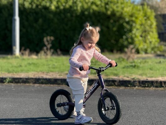 INTRALON Balance Bike testing and riding review feedback boy and girl galleryec161aff eaf1 4c14 ba6a 31254d1eab02 INTRALON