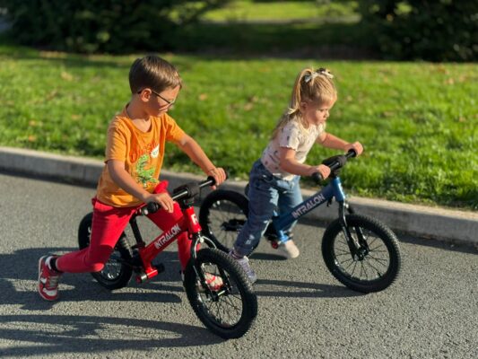 INTRALON Balance Bike testing and riding review feedback boy and girl galleryfacbf402 4608 4f3d b8c1 676c4f84d792 2 INTRALON